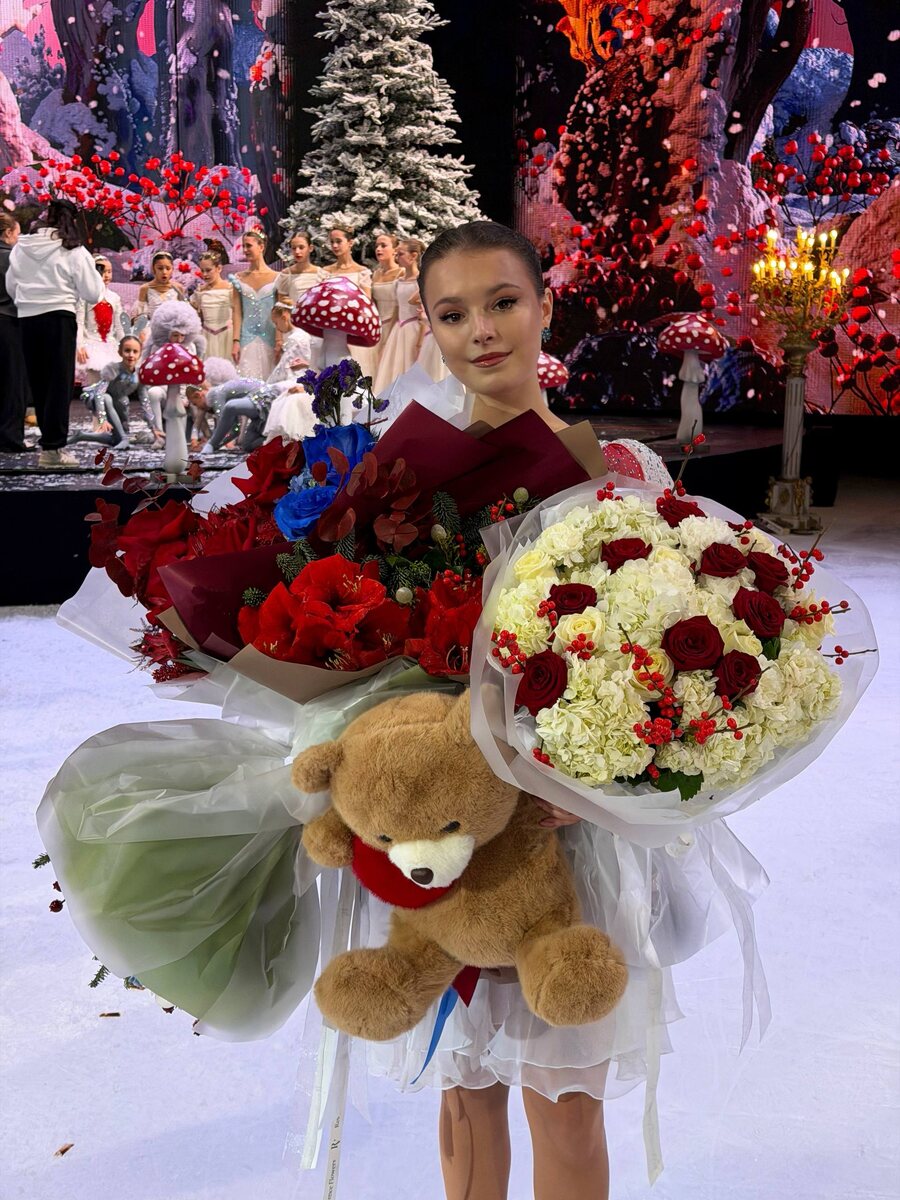 Анна Щербакова с подарками от поклонников