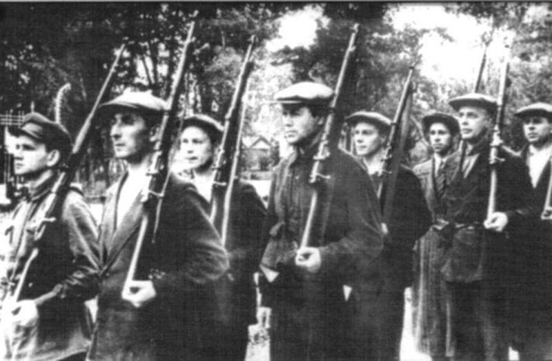 бойцы истребительного батальона. фото из книги М.Фоменко