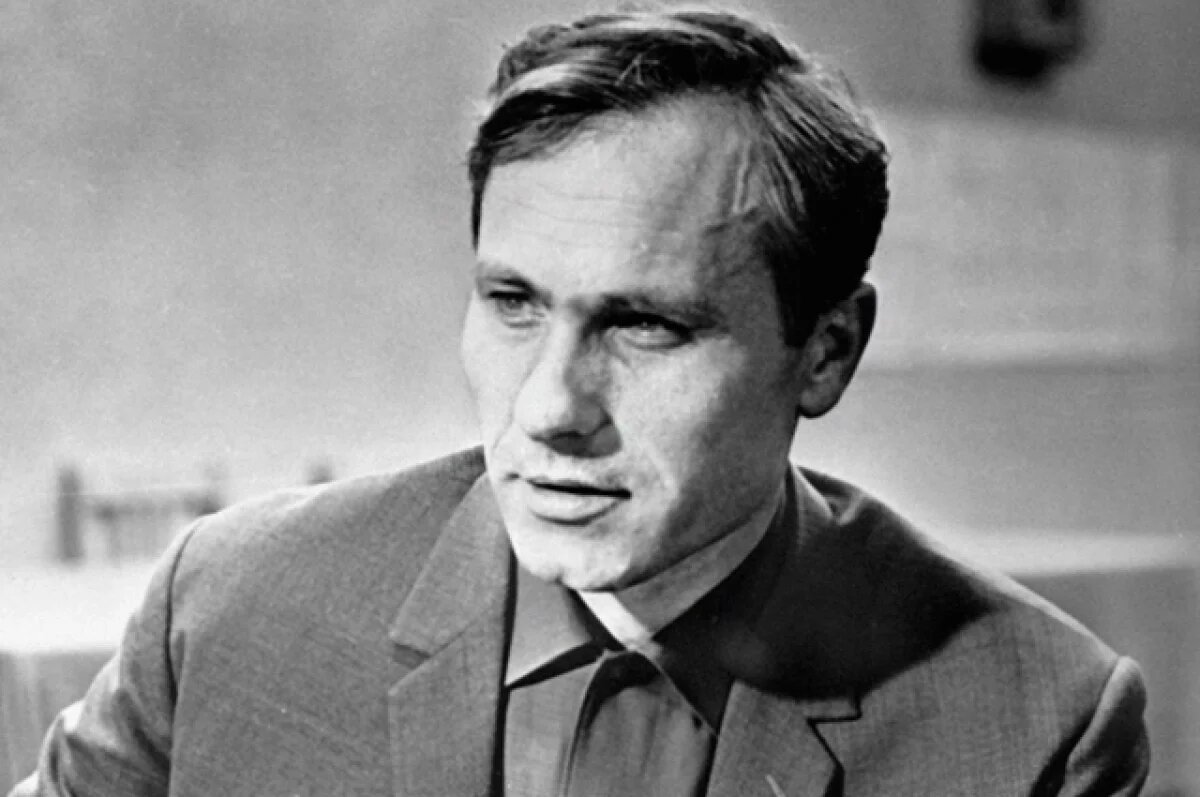    Василий Шукшин в своих рассказах пытался создать атмосферу из мелочей.