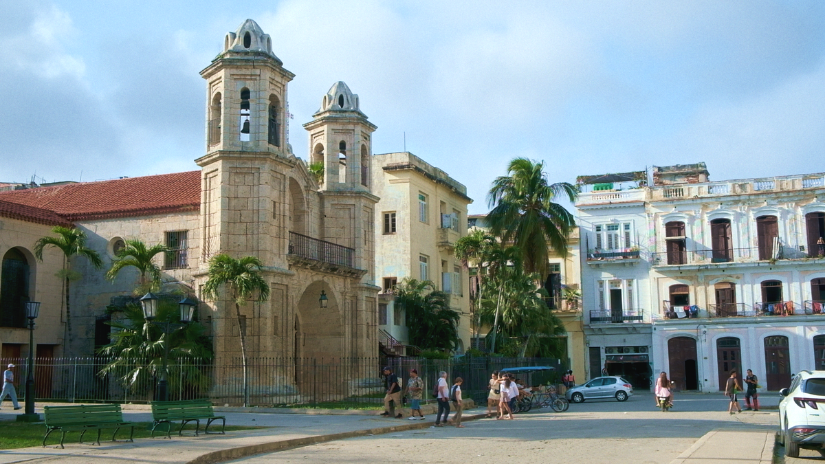 Церковь и дом в колониальном стиле