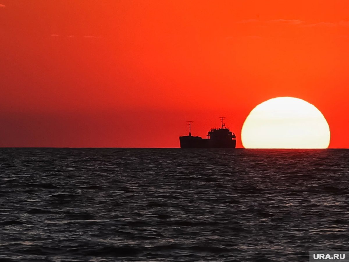     Танкеры начали массово поднимать российский флаг из-за активности американского флота