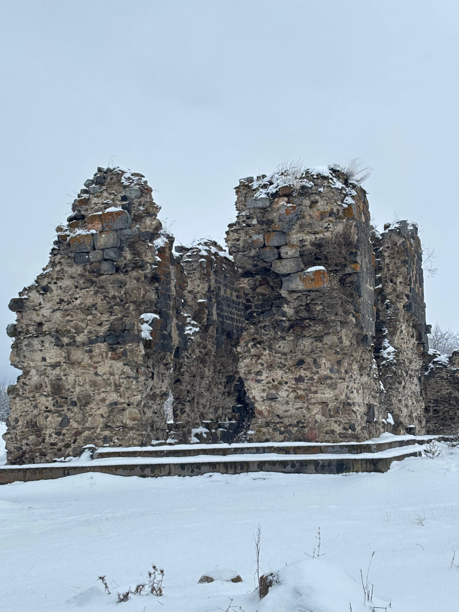 Полторы тысячи лет истории — в камне, который всё ещё держится.