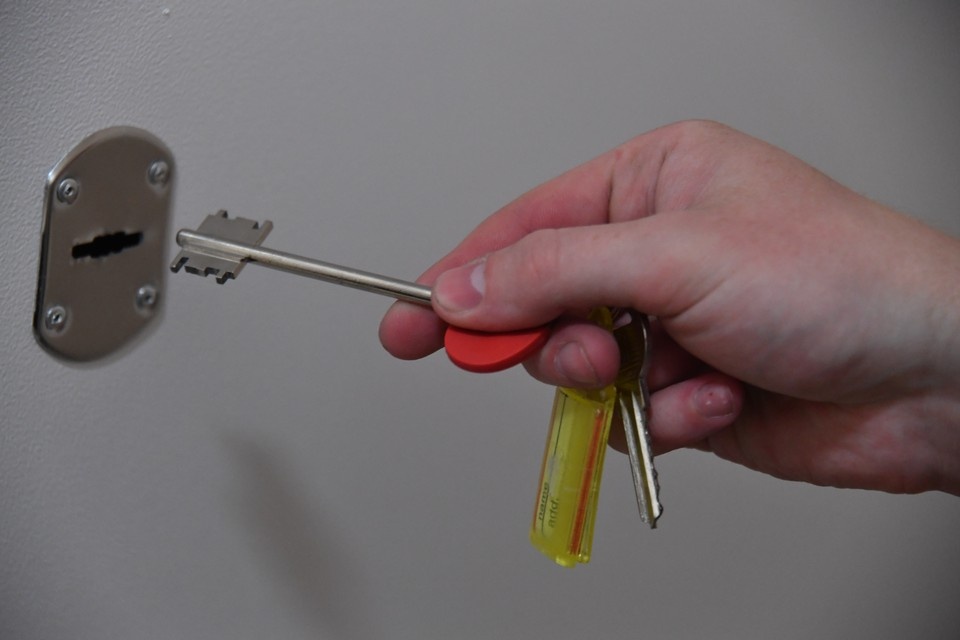    Чтобы не стать жертвой мошенников, нужно изучить историю продаваемой квартиры. Иван ВИСЛОВ