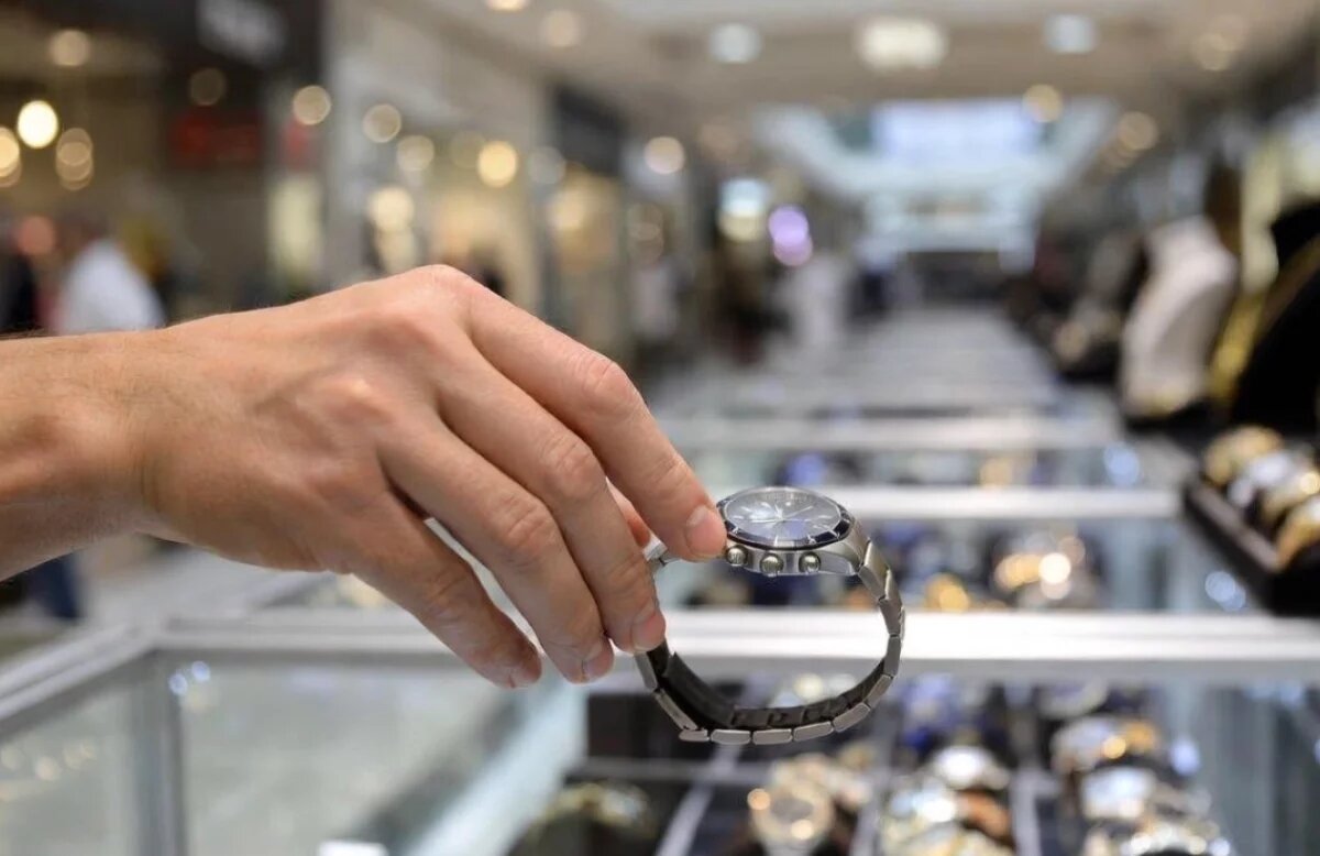    В Хабаровске рецидивист украл часы из ТЦ, притворившись покупателем