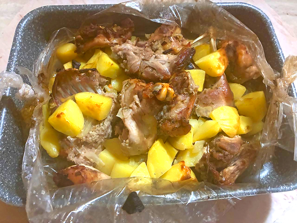 Кролик с картошкой в рукаве