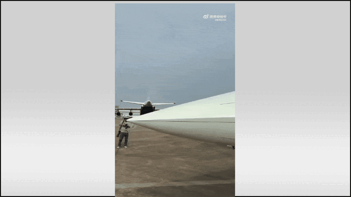    Китайские посетители недоумевают по поводу щелей в обшивке макета, который был выставлен вместо реального самолёта. Источник: Weibo