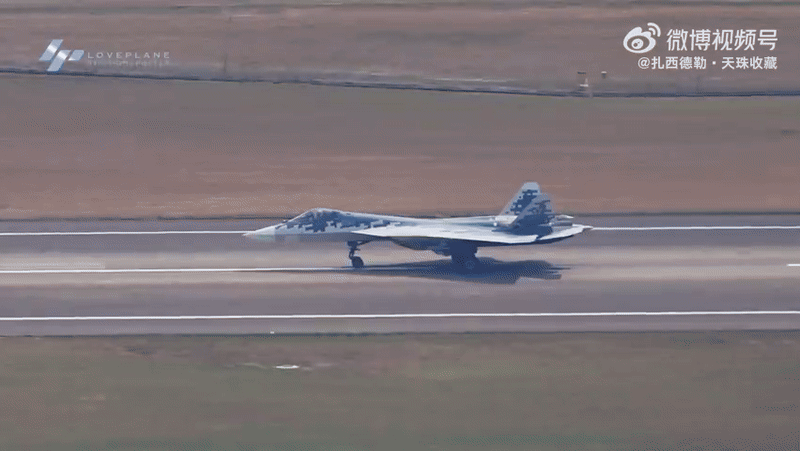    Некоторые обозреватели даже начали шутить, что русские показали истребитель с функцией кратковременного отключения гравитации. Источник: ТГ-канал Dambiev