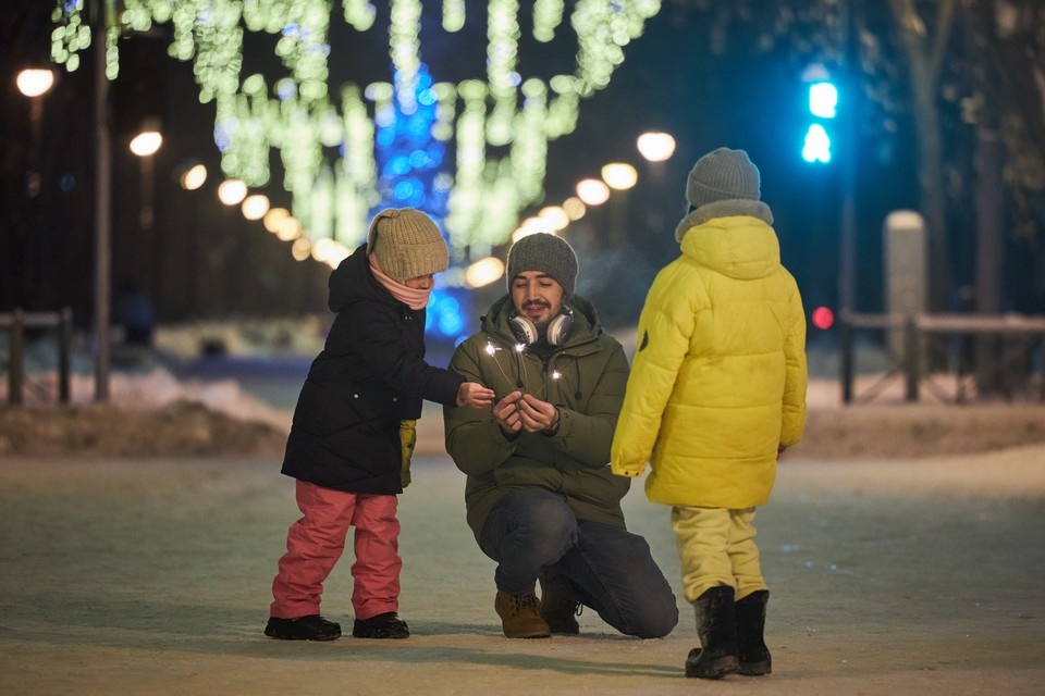    Салюты запрещены, но бенгальские огни жечь можно, а на улице это еще и безопасно. Фото: Архив «КП» Николай ОБЕРЕМЧЕНКО