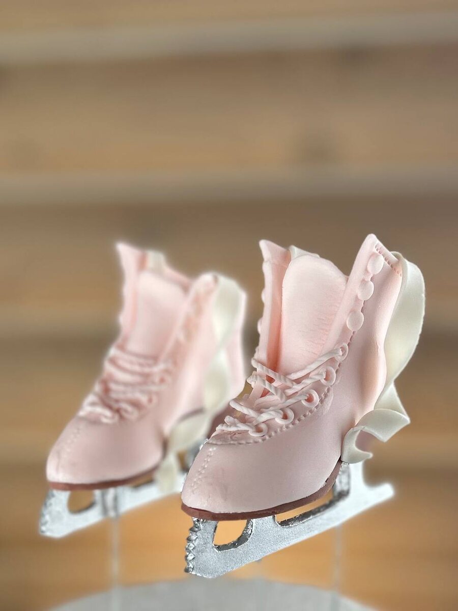 Коньки из сахарной мастики. Фото автора. 