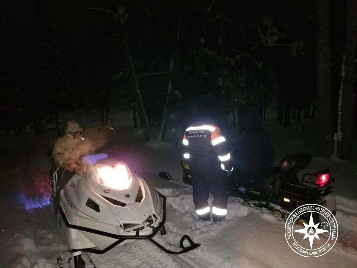    В Башкирии двое мужчин с ребенком застряли в лесу на снегоходе