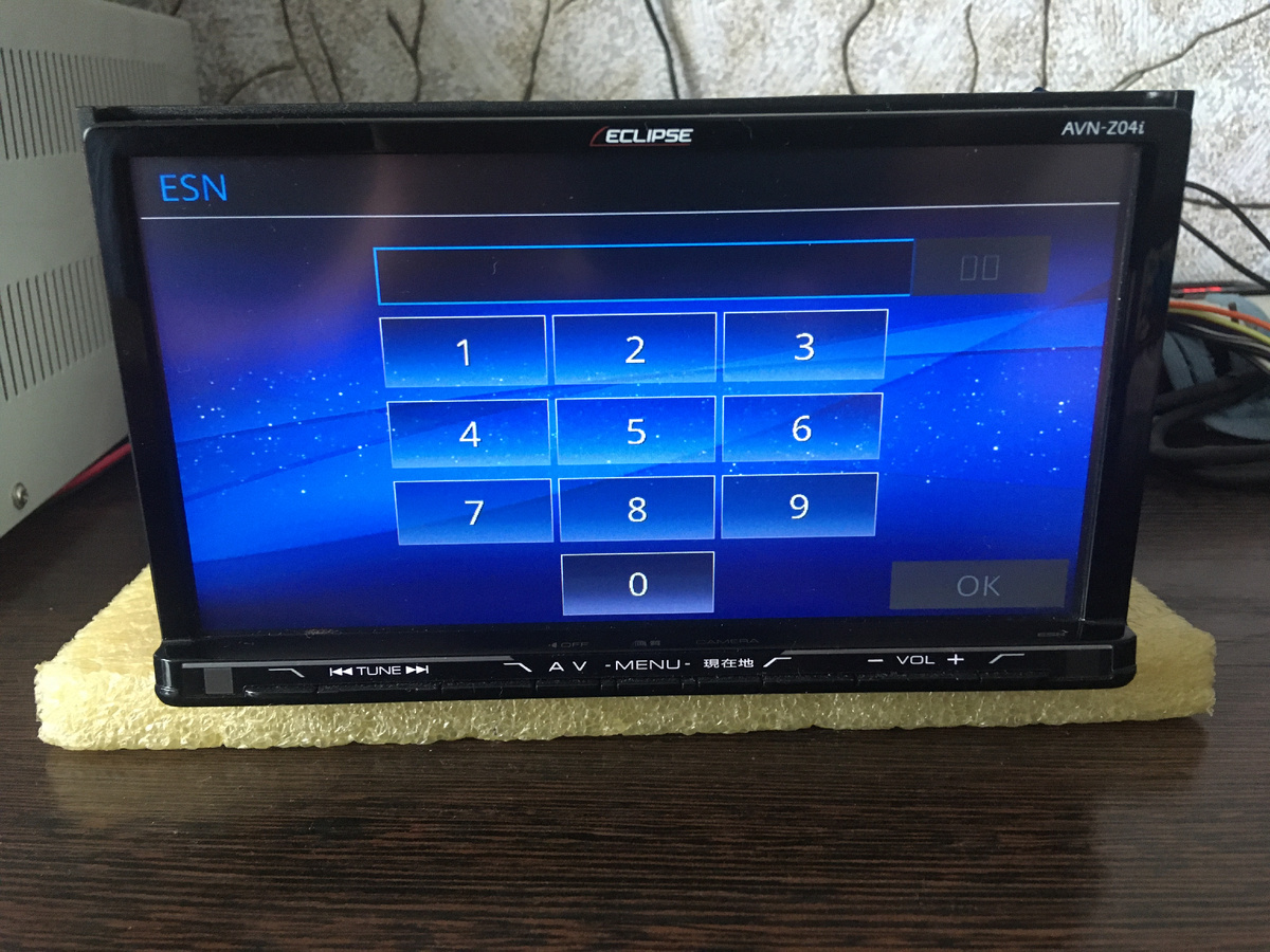 Магнитола просит ввести пароль.