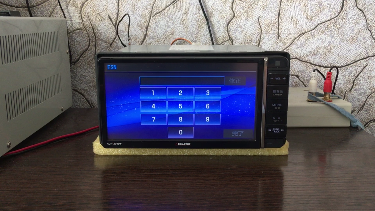 Магнитола просит ввести пароль.