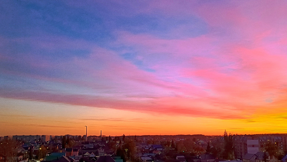 На небе буйство красок создано природой.