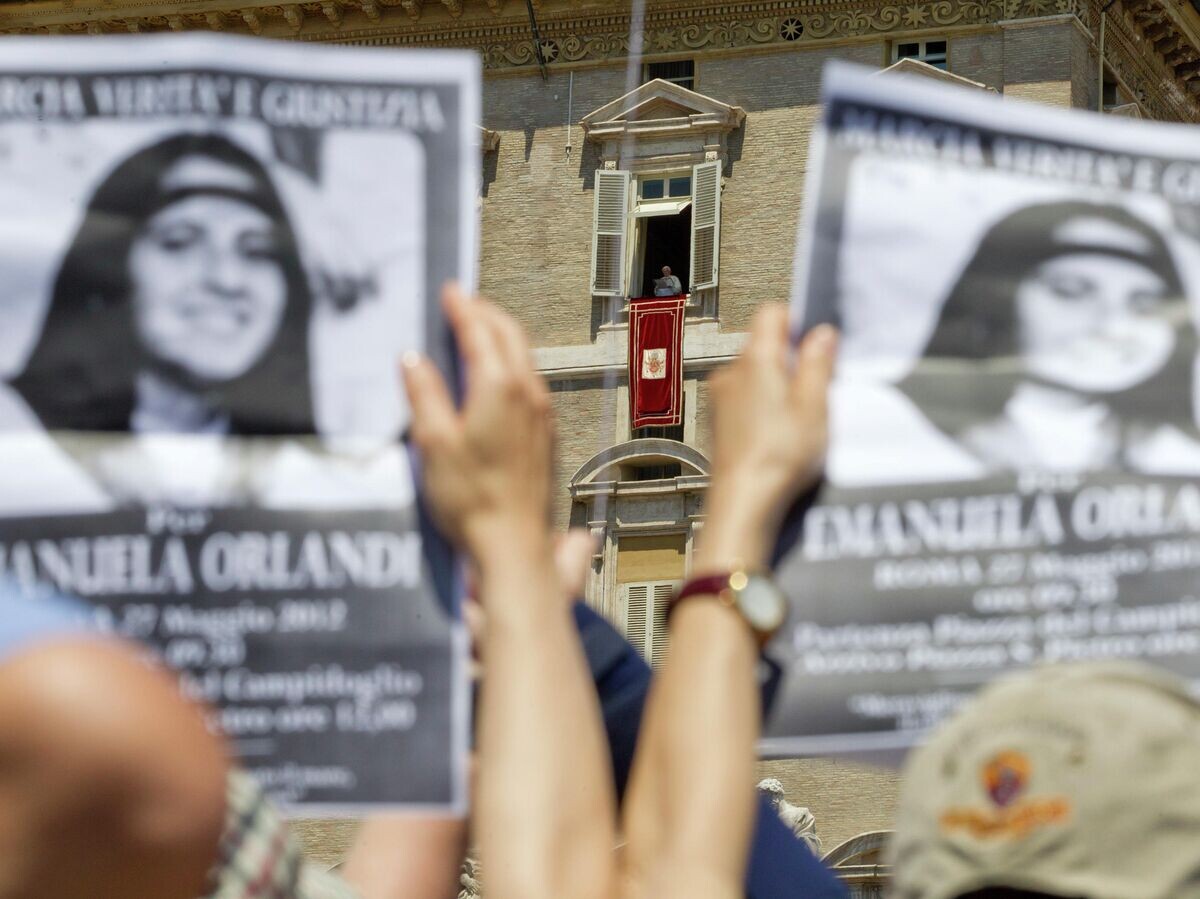   Люди с плакатами с объявлением об исчезновении Эмануэлы Орланди в Ватикане | © AP Photo / Andrew Medichini