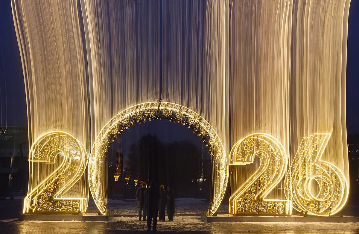   Световые украшения к предстоящим новогодним и рождественским праздникам в центре Москвы. Россия, 15 декабря 2025 года 
Sergei Ilnitsky / EPA / TASS
