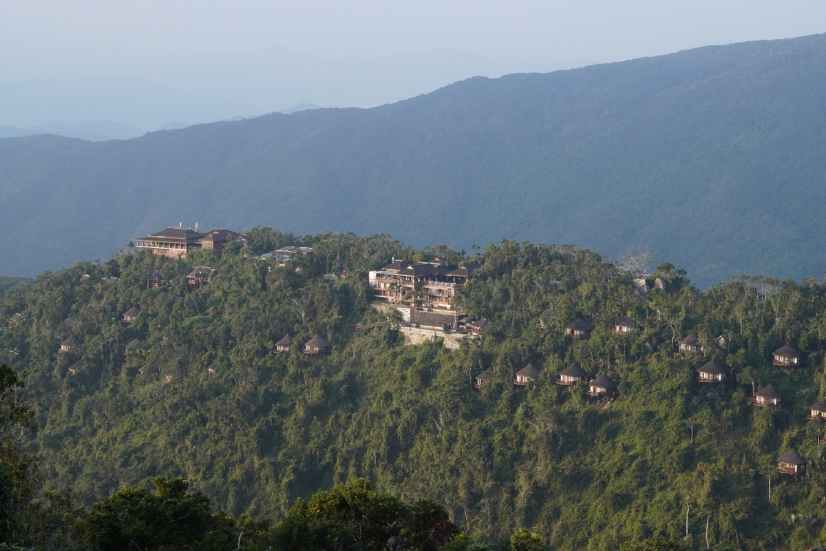 Справа: тайский ресторан отеля. Слева: ресторан, где проходили завтраки и бассейны.