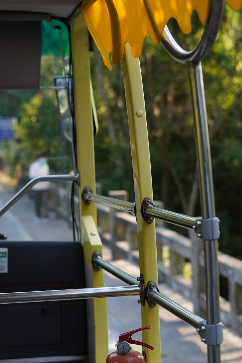 Внутри автобуса, на котором перевозят по территории отеля и парка