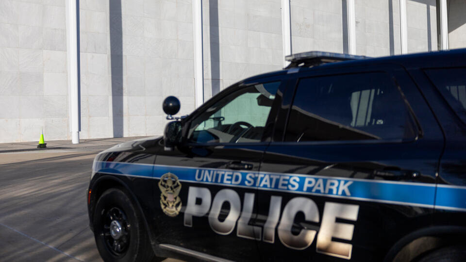     Два человека погибли и шесть пострадали при стрельбе на похоронах в США SHAWN THEW/EPA/TASS