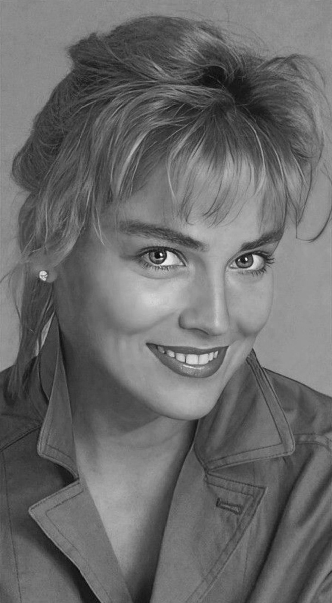 Прекрасная Шерон Стоун очень старается нам понравится. Но мы все знаем, какой она может быть.