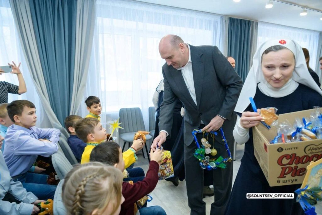     Евгений Солнцев и митрополит Пётр посетили школу-интернат «Дом детства» Оренбуржье
📷    Евгений Солнцев и митрополит Пётр посетили школу-интернат «Дом детства» Оренбуржье
