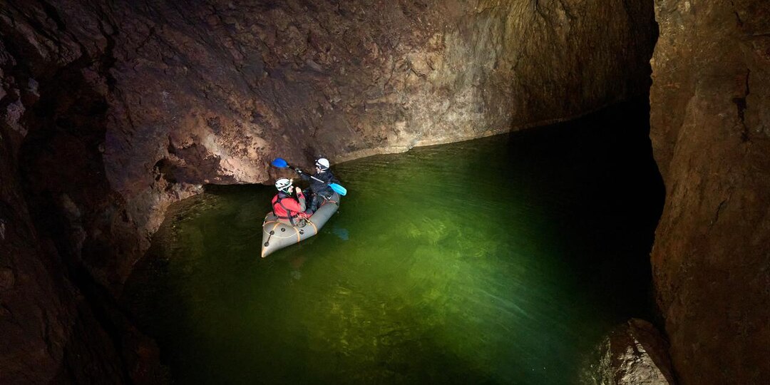 Подземное озеро в Баджейской пещере