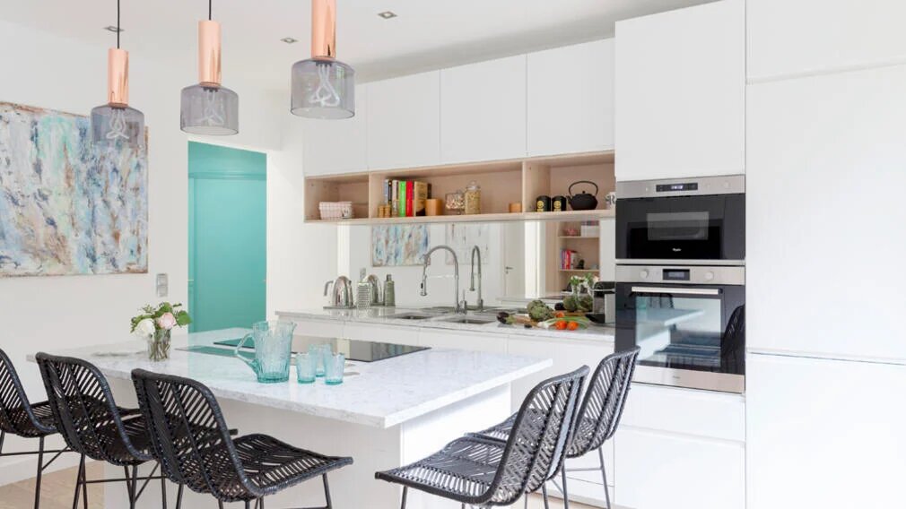 Светлая кухня не только делает ее более аккуратной, но и облегчает приготовление пищи.