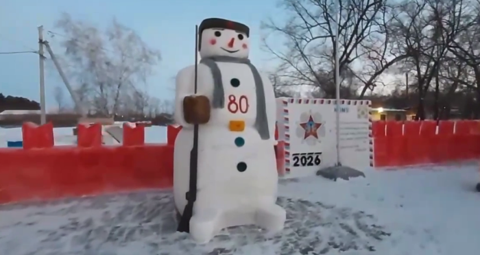 Трёхметровый снежный солдат победитель / Фото: телеграм-канал Белогорский округ