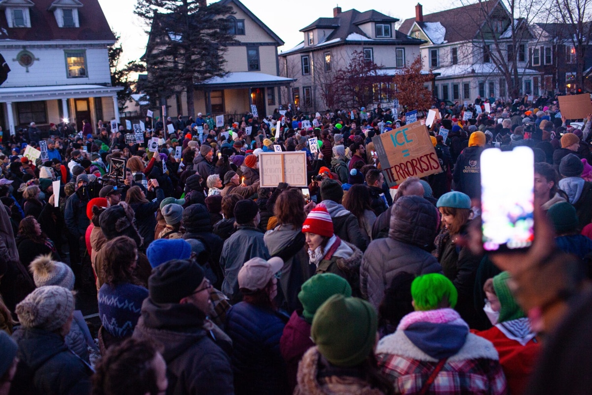 На месте гибели женщины собралась толпа