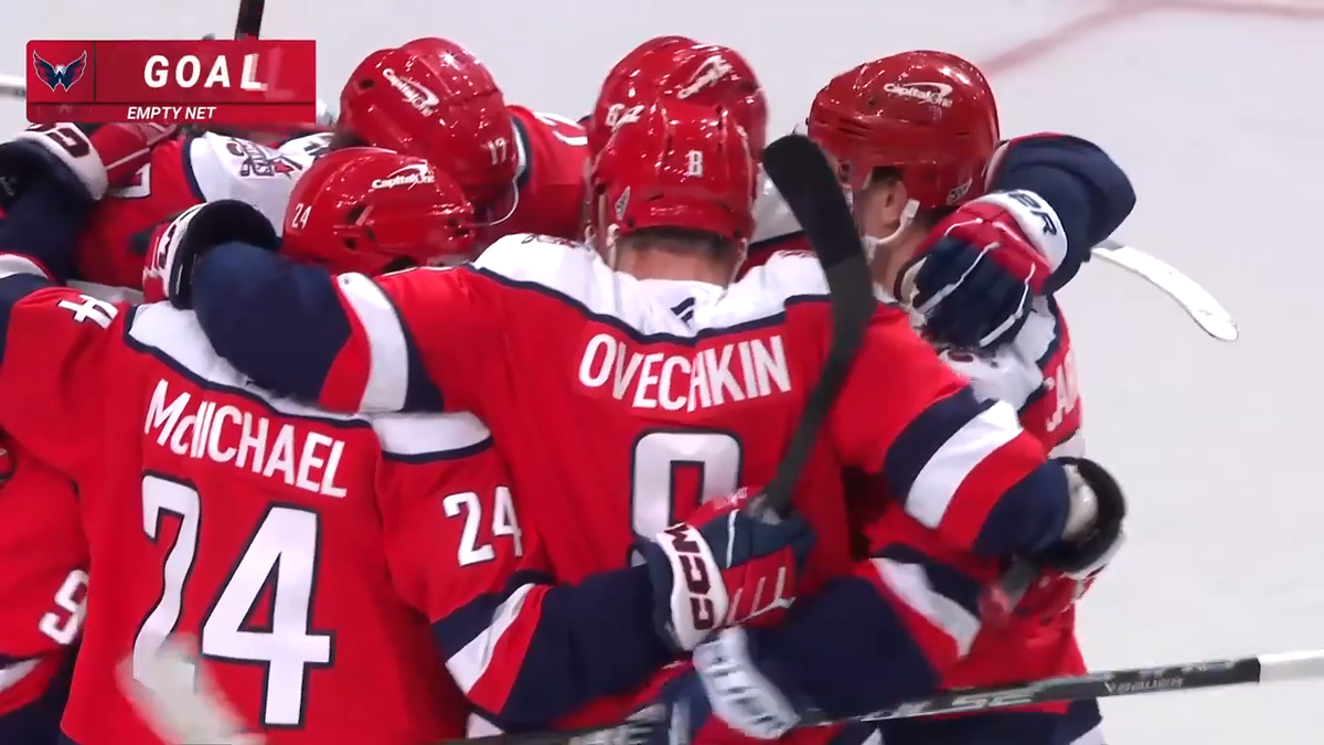 Все поздравляют Александра.  фото: яндекс.