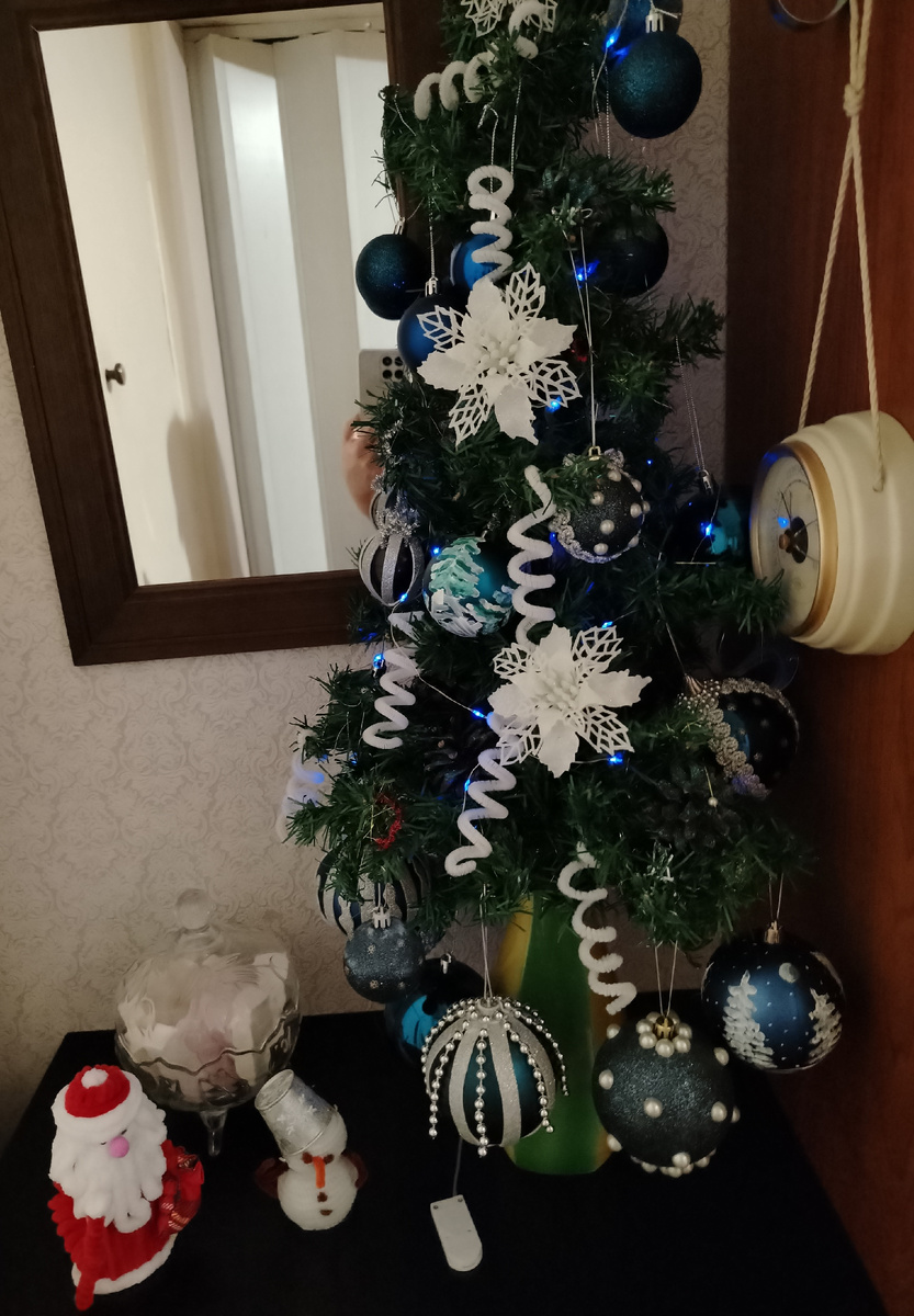 Ёлка в прихожке с синими огнями. Дед Мороз и Снеговик из синильной проволоки. Хочу сказать - работать с этой проволокой одно удовольствие. И внукам нравиться. 