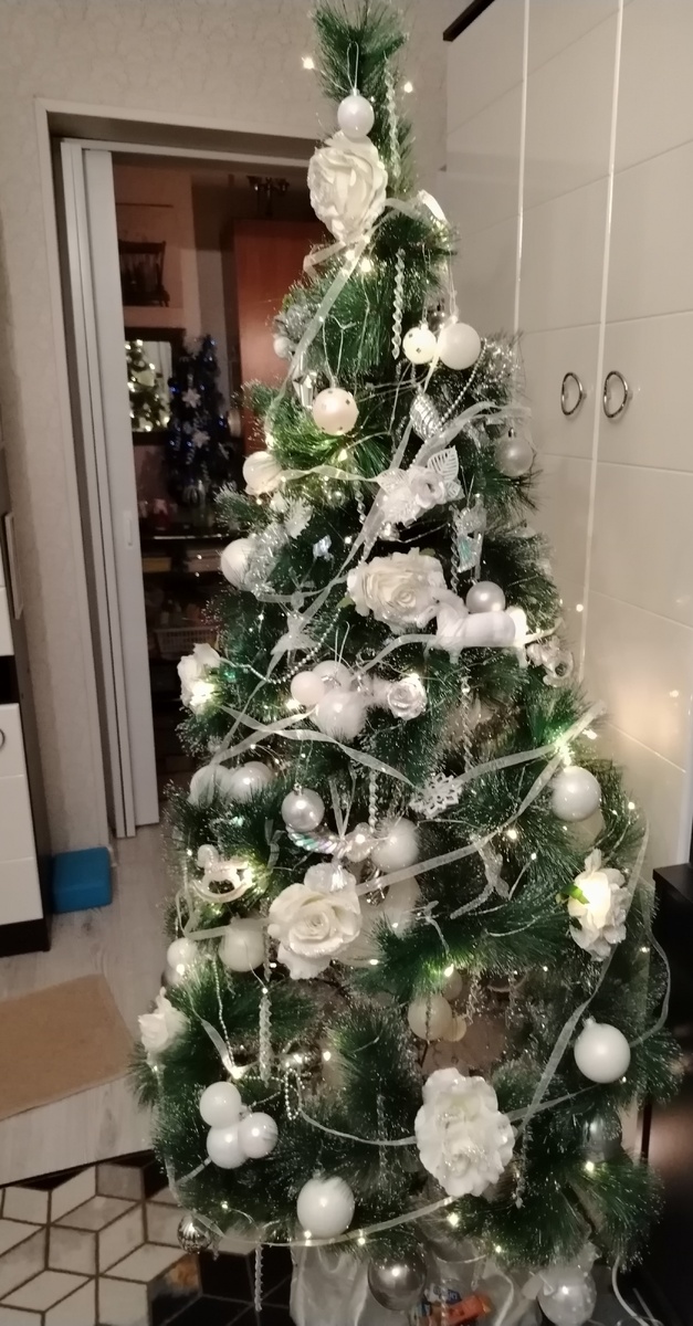 Ёлочка у меня в белом уже несколько лет. В это году купила один шар диаметром 15 см, хотела делать снеговика, но шар уютно расположился на ёлке, да там и остался. Но когда я поехала в Ленту прикупить ещё - не получилось. Оказывается большие шары в этом году в тренде, их раскупили все за неделю. 