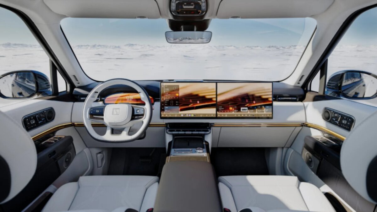 В Zeekr 9X салон полностью зашит кожей и алькантарой, много экранов, богатый функционал, продвинутый софт, мощная мультимедиа, голосовой помощник, сложный массаж в креслах (и спереди, и сзади), продвинутые регулировки сидений.​​