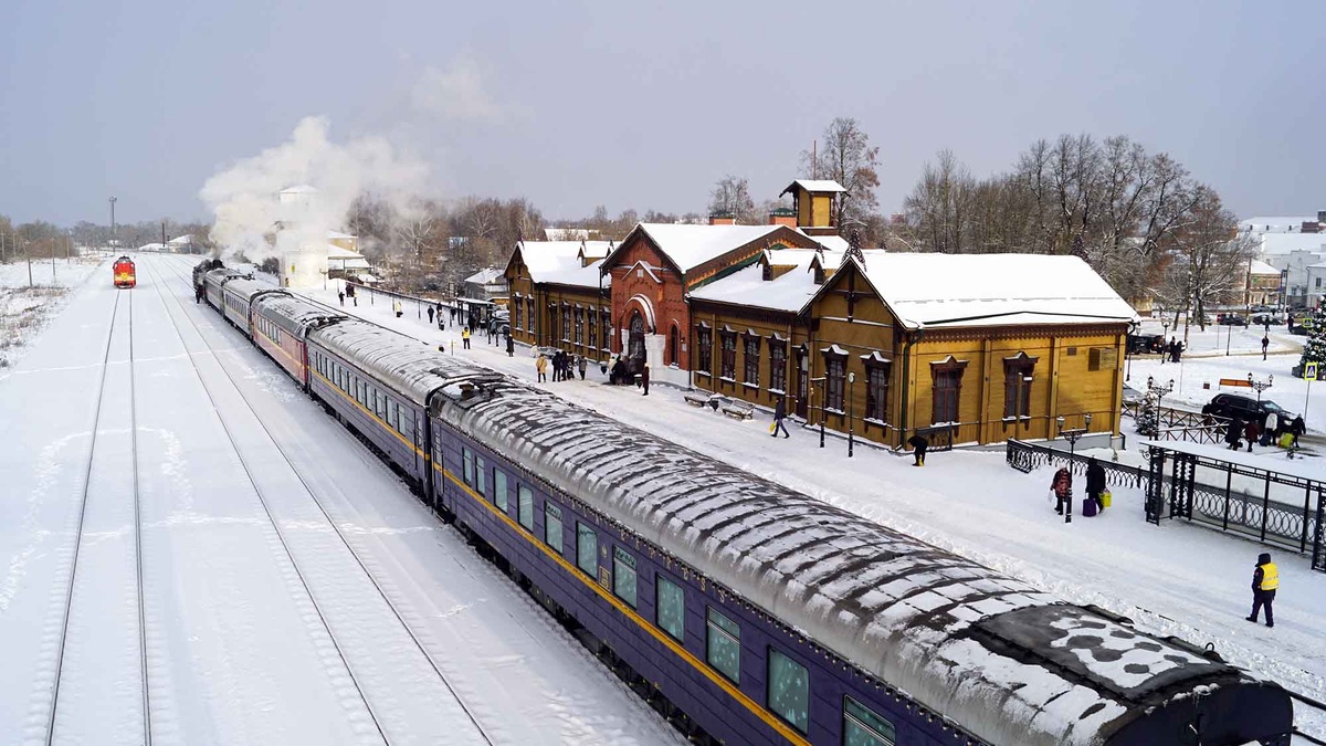Здание железнодорожного вокзала в Шуе выстроено в неорусском стиле, характерном для архитектуры конца 19 — начала 20 века. В 20 веке станция обветшала и утратила многие исторические черты. В наши дни осуществили масштабный ремонт стоимостью 57 миллионов рублей. Листайте галерею, чтобы увидеть еще фото