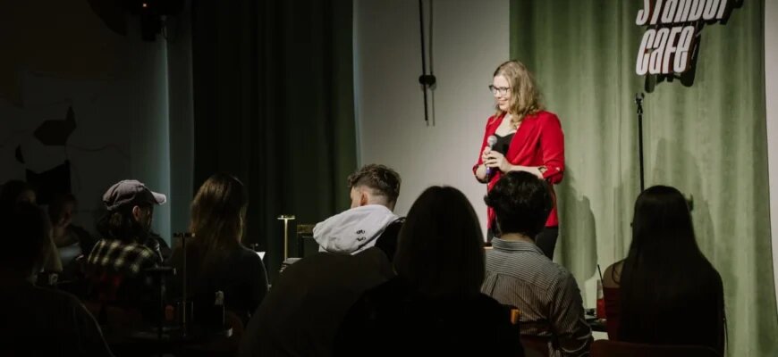 Алла Москвичёва — импровизатор, руководитель ImprovMSU, SMM-специалист, выпускница факультета журналистики МГУ им. М. В. Ломоносова и Школы журналистики имени Владимира Мезенцева при Центральном Доме журналиста рассказала нашему изданию о своём пути в журналистике и комедии. 