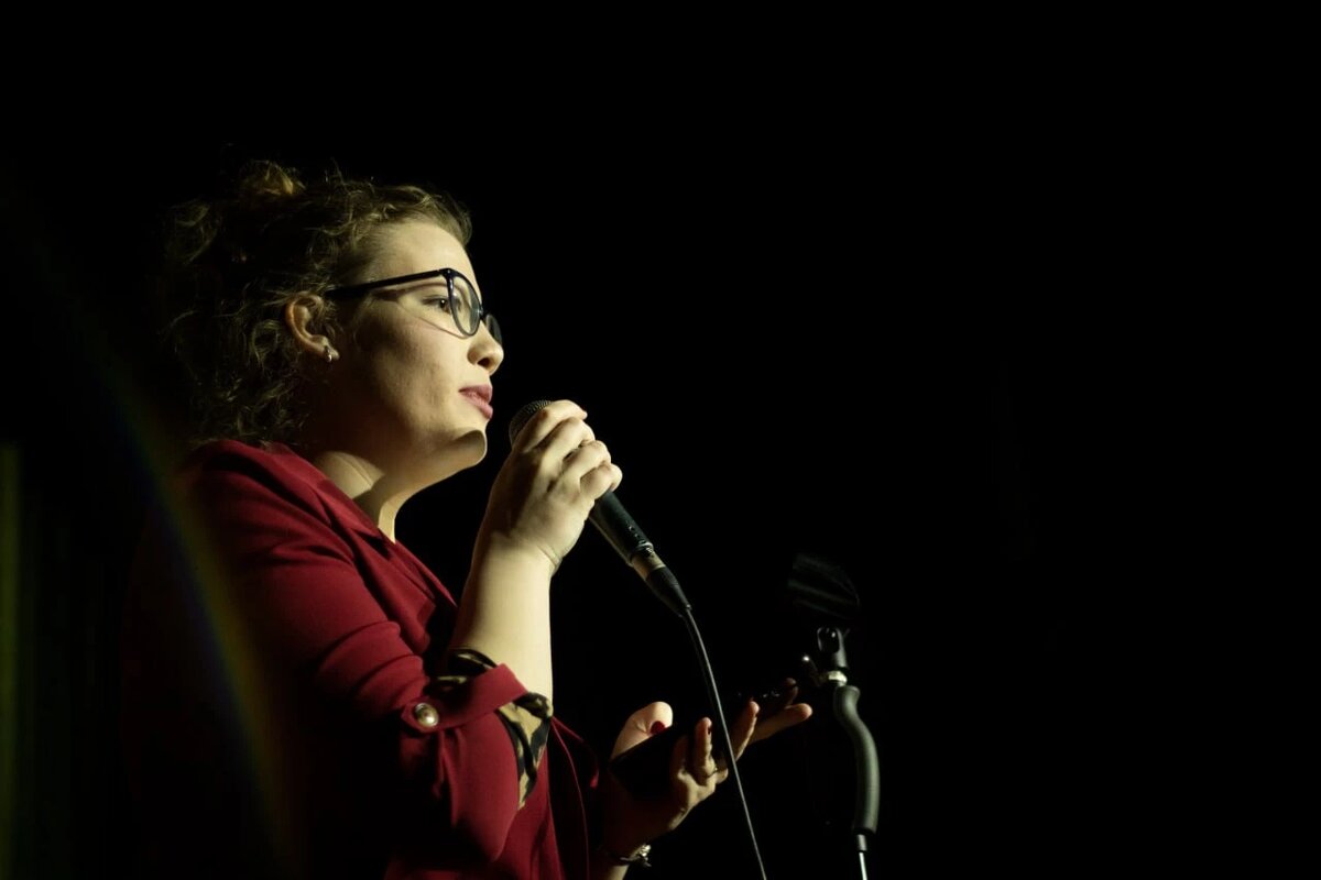 Алла Москвичёва — импровизатор, руководитель ImprovMSU, SMM-специалист, выпускница факультета журналистики МГУ им. М. В. Ломоносова и Школы журналистики имени Владимира Мезенцева при Центральном Доме журналиста.