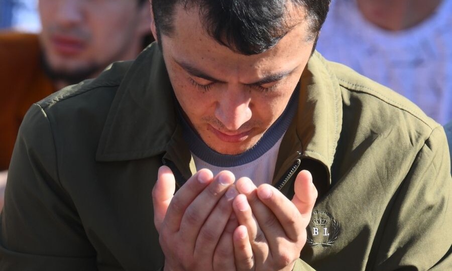 Молельные комнаты для мусульман: Астахова предлагает пойти навстречу верующим