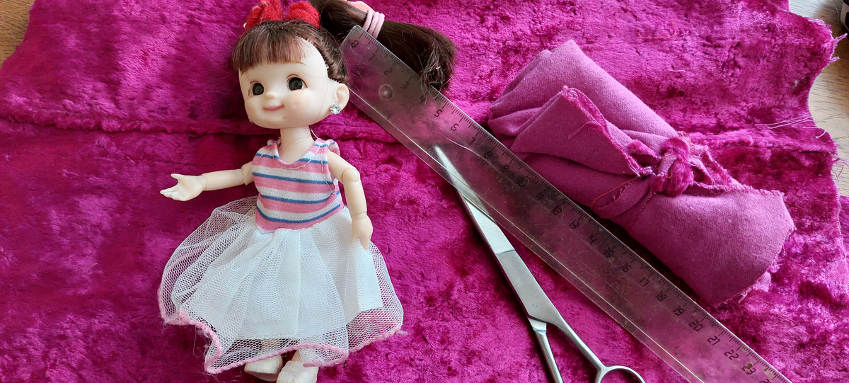 Вот... Сидит баушка Таня и соображает, как из куколки с детским выражением лица сотворить знатную даму в плющевом наряде в пол.