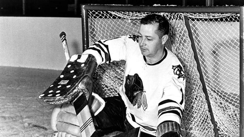     Хоккеист-рекордсмен Гленн Холл умер в возрасте 94 лет Getty Images/Bruce Bennett/Contributor