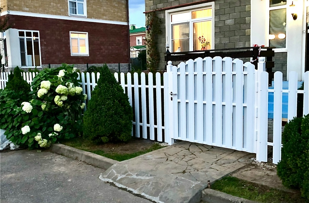 Каталог заборов из евроштакетника с установкой в Москве и Московской области