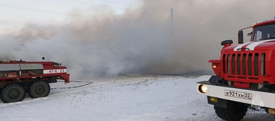    Пожар в селе Жуковка. Источник: ГУ МЧС по Алтайскому краю