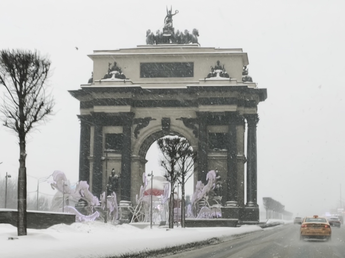 Москва красива, но СПб, говорят, потратил на иллюминацию больше!