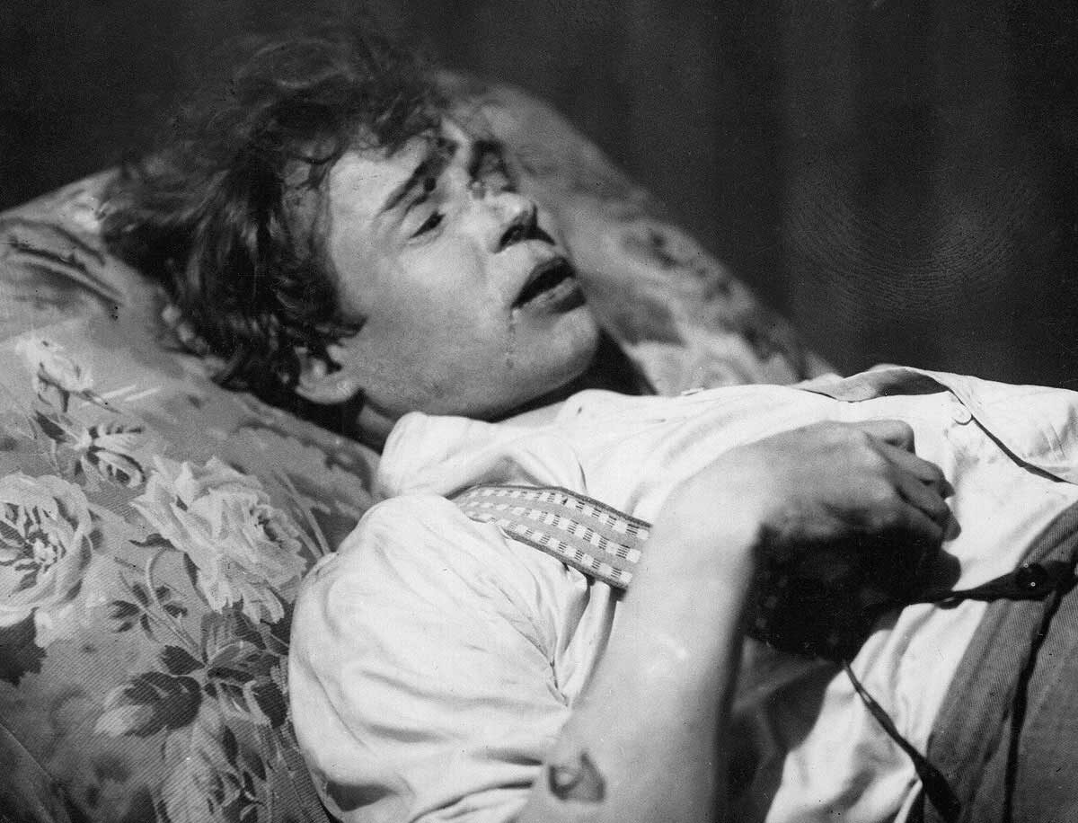 Труп Сергея Есенина, положенный на диван в его номере