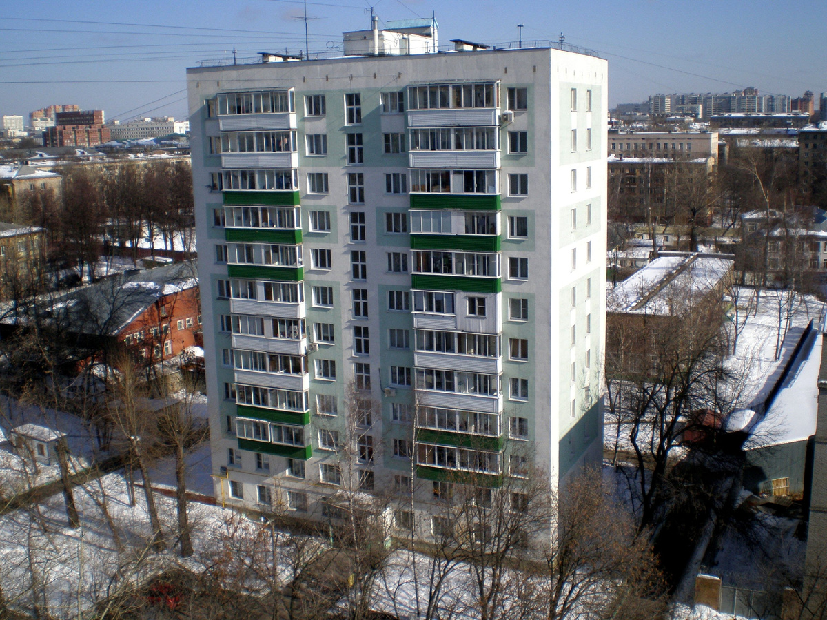 Дом №42 на Алтуфьевском шоссе. Полное наименование серии: II-18-01/12. Где 01 означает, что секция одна; 12 - количество этажей. Есть версия с двумя секциями. Она обозначается, как II-18-02/12. Но для удобства я в статье часто буду просто писать II-18/12. Фото отсюда: https://bigfoto.name