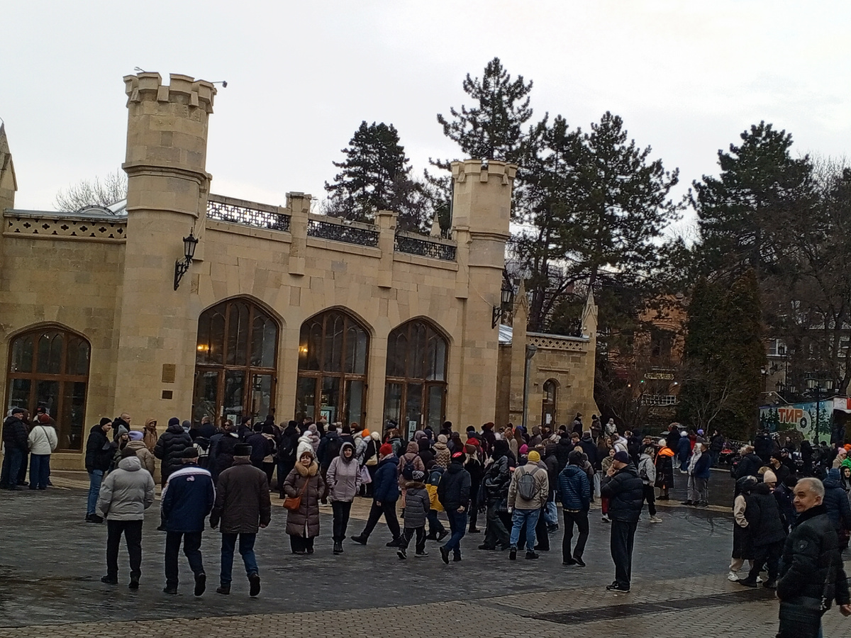 Ждут открытие Нарзанной галереи.