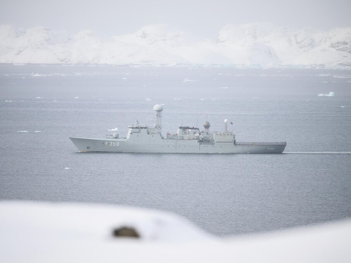   Корабль HDMS Triton Королевских ВМС Дании у берегов Гренландии | © Getty Images / Leon Neal