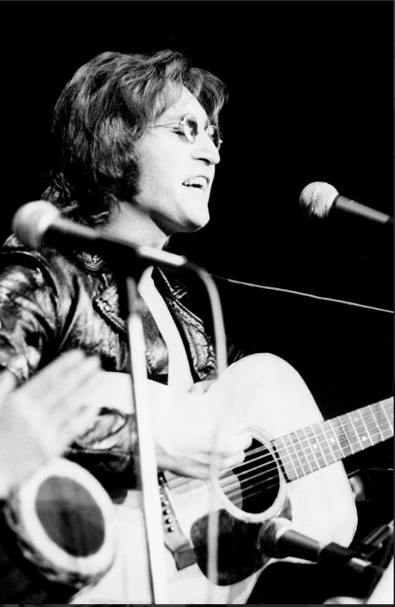 Джон Леннон выступает на сцене "Chrysler Arena" 10 декабря 1971 года в Энн-Арборе, штат Мичиган. Фото Тома Копи.