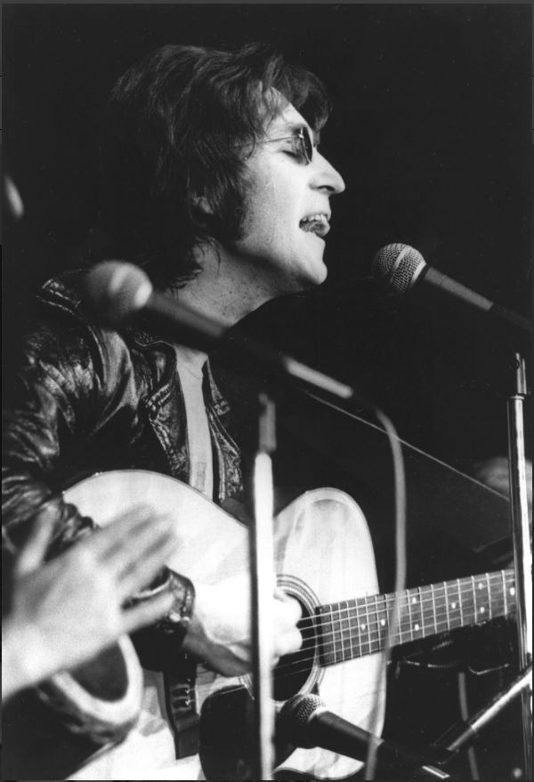 Джон Леннон выступает на сцене "Chrysler Arena" 10 декабря 1971 года в Энн-Арборе, штат Мичиган. Фото Тома Копи.