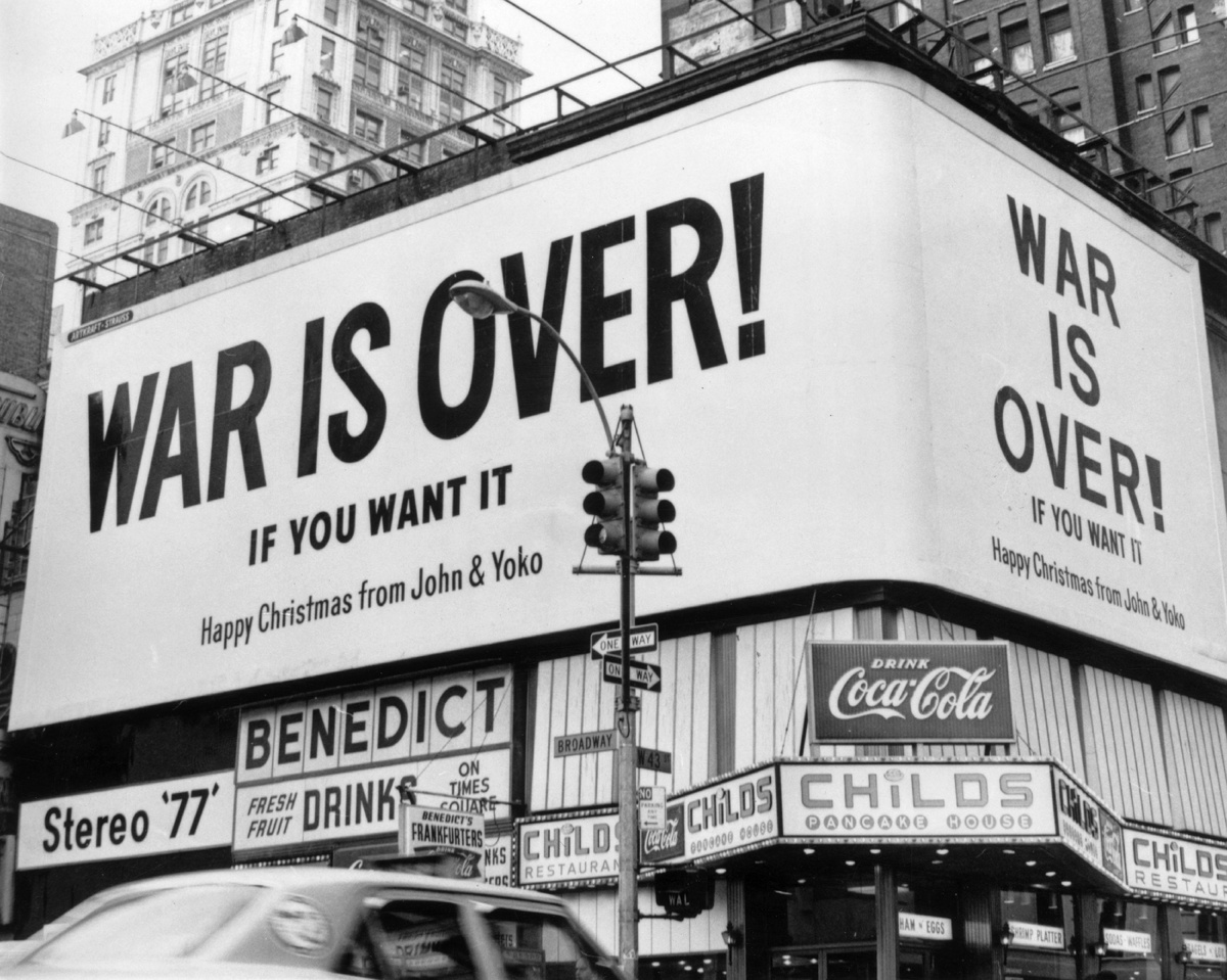 Рекламный щит с сообщением «War Is Over! If You Want It – Happy Christmas from John & Yoko». 1969 год.