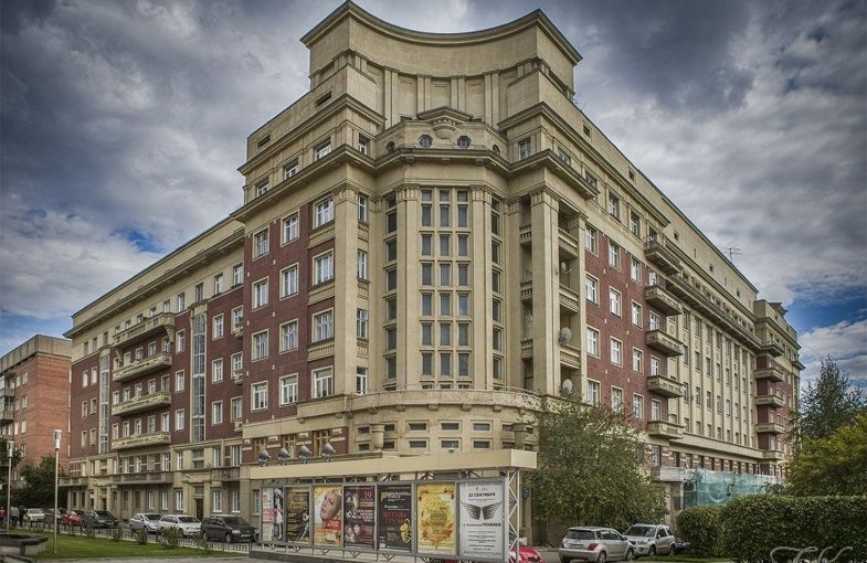 Дом находится на Красном проспекте, 16 