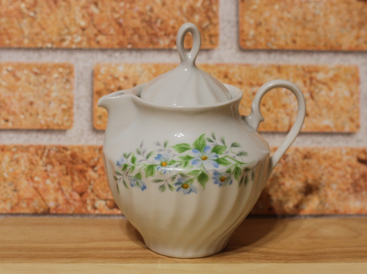 Молочник из Капчагая. Фото автора (листать вправо).